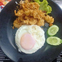 ข้าวกระเทียมไก่กรอบ