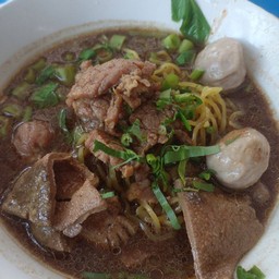 ก๋วยเตียวหมูน้ำตก ลูกชิ้น(บะหมี่)
