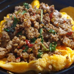 อร่อยซ่ากับโค้ก กระพราหมูสับพริกแห้ง ไข่ข้น  +โค้ก ออริจินัล 325 มล. (กระป๋อง)