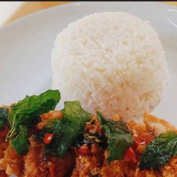 ข้าวกระเพราไก่กรอบ กรอบจนฟันหัก(อ่าล้อเล่ง)