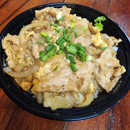 ข้าวหน้าหมูผัดซอสสไตล์สารพัดไข่