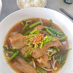 เลิศรสก๋วยเตี๋ยวเนื้อตุ๋น หมูหมัก