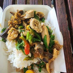 ข้าวกะเพราไก่รวม