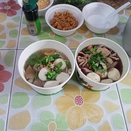 ก๋วยเตี๋ยวน้ำตกน้ำใสน้องอุ้มหลังตลาดสอาดอร่อยถูก