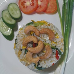 ข้าวผัดคะน้าปลาเค็ม+ขนมไทย 1 ชิ้น +น้ำโอเลี้ยงหรือน้ำมะเฟือง