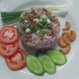 ข้าวผัดหนำเลี๊ยบ+ขนมไทย1 ชิ้น+น้ำโอเลี้ยงหรือน้ำมะยม