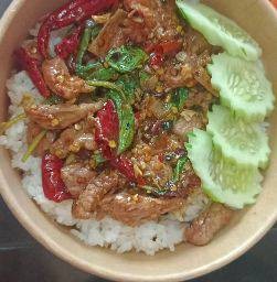 ข้าวกระเพราเนื้อชิ้น