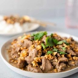 หมูกระเทียม