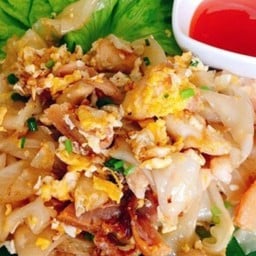 ก๋วยเตี๋ยวจอมพลังต้มยำกากหมูมะนาวสด by นายรวน