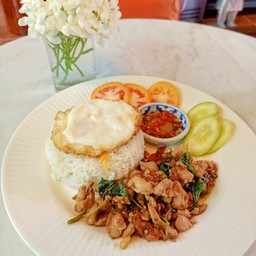 ข้าวกระเพราไก่ไข่ดาว +ขนมไทย 1 ชิ้น +น้ำโอเลี้ยงหรือน้ำมะเฟือง