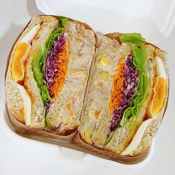 แซนวิชทูน่าคอร์นสลัด  พร้อมไข่