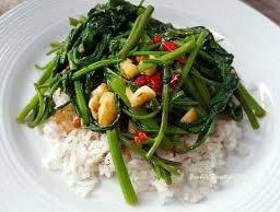 ผัดผักบุ้ง ราดข้าว