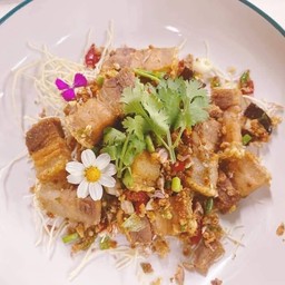 หมูกรอบคั่วพริกเกลือ