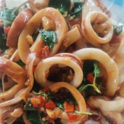 กระเพราปลาหมึกราดข้าว