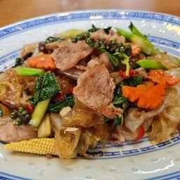 เส้นใหญ่ผัดขี้เมา หมู, ไก่