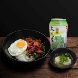 SET ข้าวกะเพราไก่ย่างถ่านไข่ดาว + เกี๊ยวน้ำ + น้ำฟัก