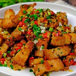 ข้าวหมูกรอบคั่วพริกเกลือ