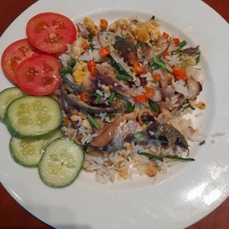 ข้าวผัดปลาทูตะไคร้พริกสด +ขนมไทย 1 ชิ้น+น้ำโอเลี้ยงหรือน้ำมะเฟือง