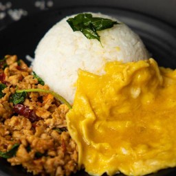 กะเพรากรอบไข่ข้น ฮาลาล