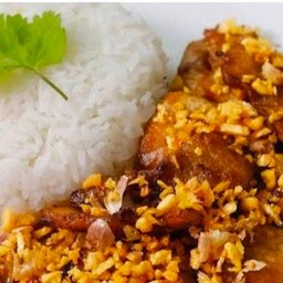 หมูทอดกระเทียมราดข้าว