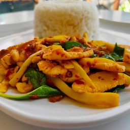 ข้าวผัดไก่หน่อไม้ใบโหระพา