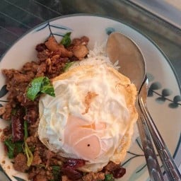 กระเพราผัดพริกแห้งครัวตุ๊กตา  ผัดกระเพราพริกแห้งเนื้อหมูไก่