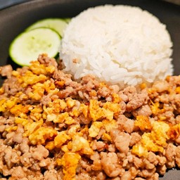 ข้าวกระเทียมหมูสับ