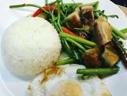 ผัดกระเฉดราดข้าว