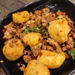 กระเพาเต้าหู้ไข่ ราดข้าว