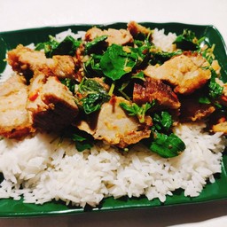 กระเพราหมูกรอบ