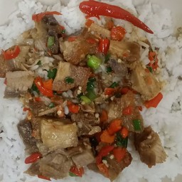 ข้าวราดหมูกรอบคั่วพริกเกลือ