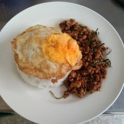 ข้าวราดคั่วกลิ้งหมูสับ+ไข่ดาว