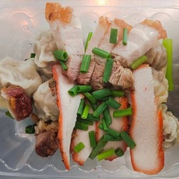 เกี๊ยวน้ำ หมูแดง หมูกรอบ