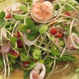 ยำต้นอ่อนทานตะวัน