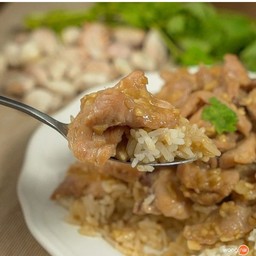 หมูกระเทียม ราดข้าว
