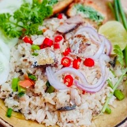 ข้าวผัดสมุนไพร-ไข่ต้ม
