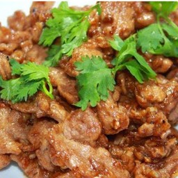 หมูกระเทียมเปผ้นกับข้าว