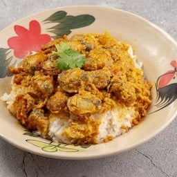 หอยเชลล์ผัดผงกะหรี่ (ราดข้าว)