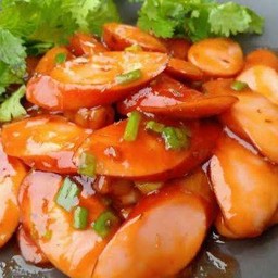 ใส้กรอกผัดซอสมะเขือเทศ ราดข้าว