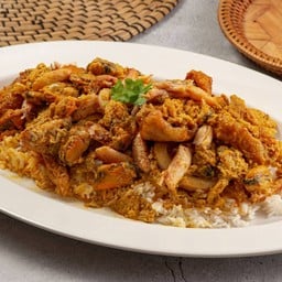 รวมมิตรทะเลผัดผงกะหรี่ (ราดข้าว)