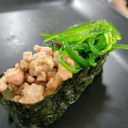 ซูชิยำสาหร่ายแซลมอนย่าง