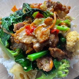 ผัดผักรวม หมูกรอบ