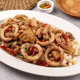 รวมมิตรทะเลผัดพริกเกลือ (ราดข้าว)