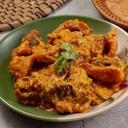 ปลากระพงผัดผงกะหรี่ (กับข้าว)