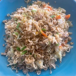 ผัดมาม่า(หมูฉับ ปรุงตามใจแม่ค้าน้าาา)