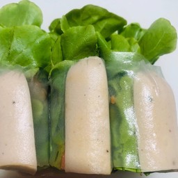 สลัดโรล หมูยอ (8ชิ้น) พร้อมน้ำสลัดครีมซีฟู้ด