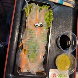 หมึกกล้วยเป็นๆหั่นซาซิมิ ไซร์L ขนาด6-7นิ้วพร้อมผัก