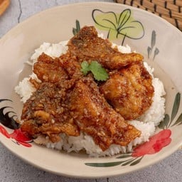 ปลากระพงผัดกระเทียม (ราดข้าว)