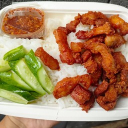 ข้าวหมูสามชั้นทอดน้ำปลา(น้ำจิ้มแจ่ว)