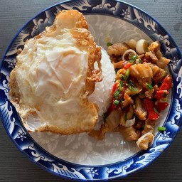 ข้าวสามชั้นคั่วพริกเกลือ